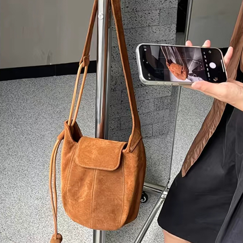 Frosted Suede Bucket Bag Pumpk - Interior Design High End ulasan dan harga